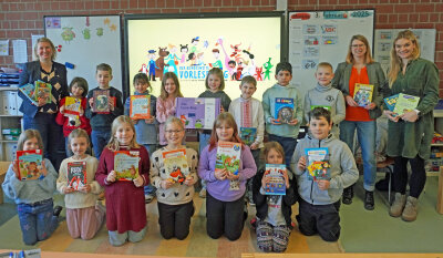 Die Klasse 3d der Grundschule GGS Wiedenhof in Waldbröl nahm mit Schulleiterin Julia Kolodziej (links) und Klassenlehrerein Carina Wehrmann (rechts) die Lesebox der Stiftung Lesen von Katja Beverungen, Bildungsbüro Oberberg (zweite von rechts), für die Schülerinnen und Schüler entgegen. (Foto: OBK)