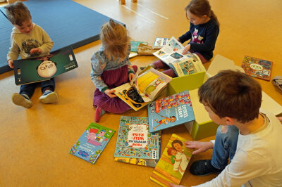 Die Kinder packten die Vorlesebox begeistert aus und stöberten sofort in den neuen Büchern. (Foto: OBK)