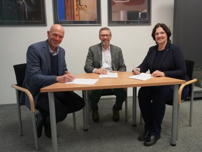 Unterschreiben den Kooperationsvertrag: (v.l.) Tim Bubenzer, Vorstand KSB Oberberg; Thilo Mücher, Schulleiter Bergisches Berufskolleg Wipperfürth und Wermelskirchen; Birgit Steuer, Leitung Bildungsbüro Oberberg (Foto: OBK)