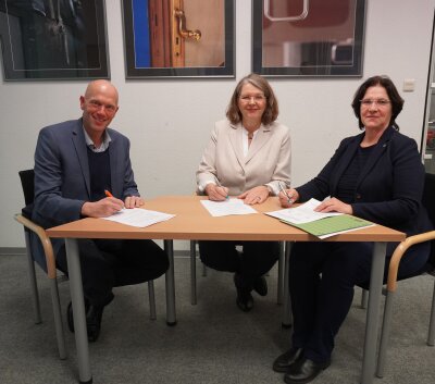 Der Kooperationsvertrag wird unterschrieben: (v.l.) Tim Bubenzer, Vorstand KSB Oberberg; Dr.(USA) Beate Eulenhöfer-Mann, Schulleiterin Berufskolleg Dieringhausen; Birgit Steuer, Leitung Bildungsbüro Oberberg (Foto: OBK)