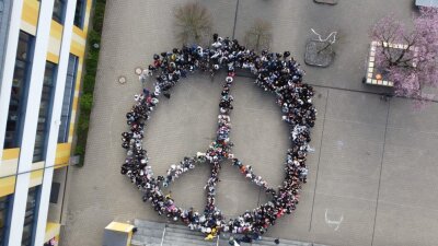 Die Schüler des Aggertal Gymnasiums Engelskirchen formierten sich in Form eines Peace-Zeichens. (Foto: OBK)