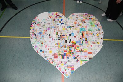 Die Schülerinnen und Schüler der TOB Sekundarschule Wiehl haben ein Herz aus den einzelnen Bildern zusammengefügt. (Foto OBK)