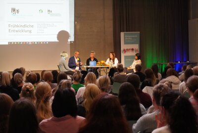 In der abschließenden Podiumsdiskussion beantworteten (v.l.) Thomas Dörmbach, Leiter Haus der Familie Wipperfürth, Kerstin Rettke, Leiterin ev. Familienzentrum Reichshof/Drespe; Natalia Jörg, Leitung Kinder- und Jugendärztlicher Dienst des Kreisgesundheitsamtes und Thayalini Boll, Leiterin der Kinder- und Jugendpsychiatrie im Klinikum Oberberg Fragen und gingen auf Impulse, die im Verlauf der Veranstaltung von den Teilnehmenden eingereicht wurden, ein. (Foto: OBK)