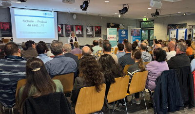 Katja van Wickeren begrüßt die Lehrkräfte des Kaufmännischen Berufskolleg zum Fachtag der Oberbergischen Medieninitiative (Foto:OBK)