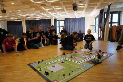 Die „Möp-Junioren“ aus Wiehl beobachten gespannt den dritten Wertungslauf ihres Roboters. (Foto: OBK)
