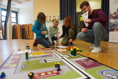 Jurymitglied bei der Bewertung eines Wertungslaufs (gemeinsam mit Schülerinnen und Schülern der „RoboPinguine“ des EvB-Gymnasiums aus Wipperfürth) (Foto: OBK)